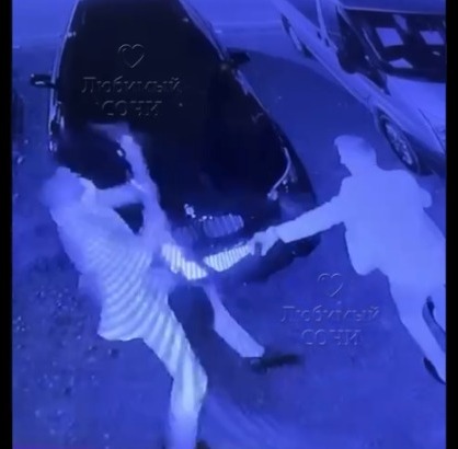 В Сочи неадекват пытался разбить стекло «BMW» электросамокатом (Видео)