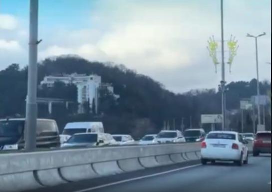 Всем стоять! Многокилометровая пробка парализовала Сочи