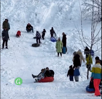 В Сочи организовали стихийную горку для тюбинга на… шоссе (ВИДЕО)