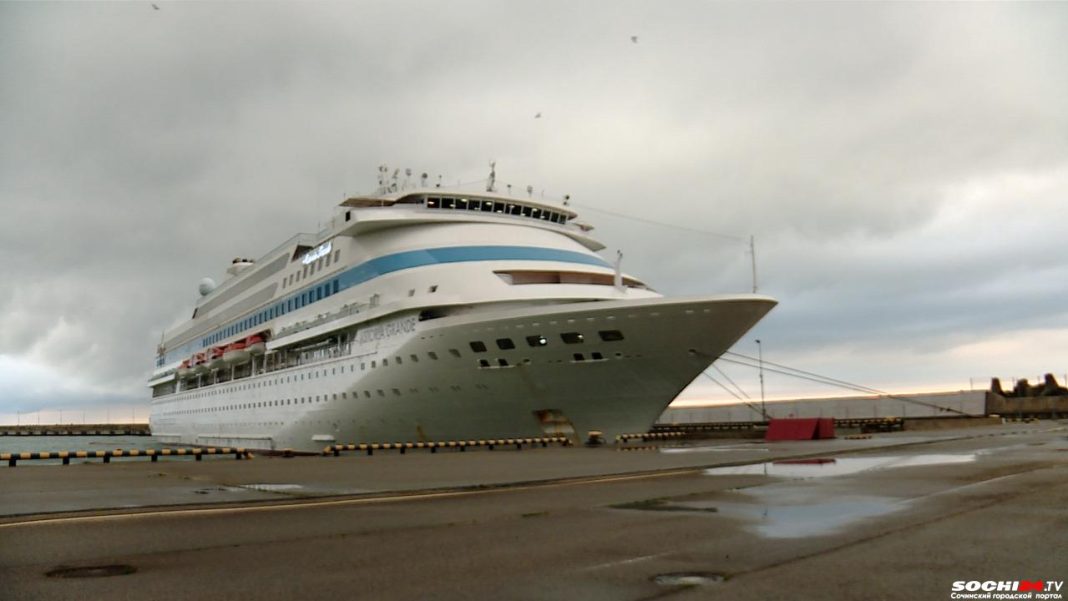 Круизный лайнер, запущенный из Сочи в Турцию прервал круиз из-за поломки