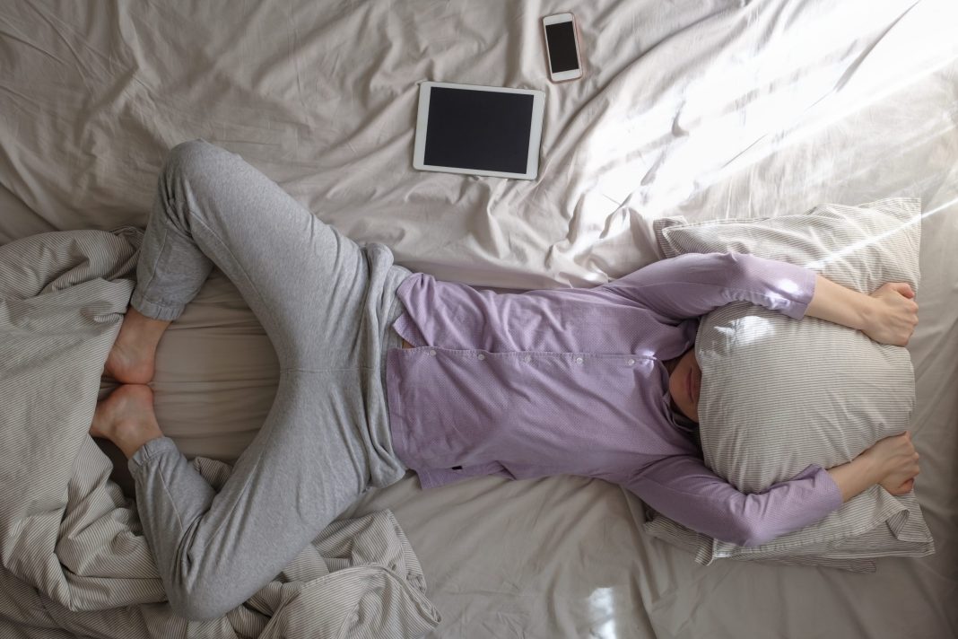 Можно ли класть телефон под подушку: мнение эксперта