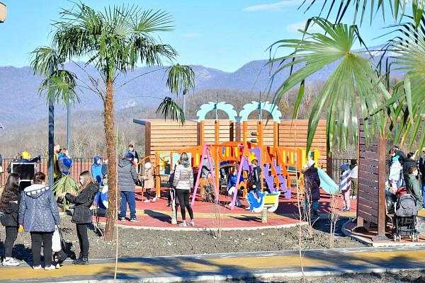 Где в Сочи к Новому году открыли сквер?