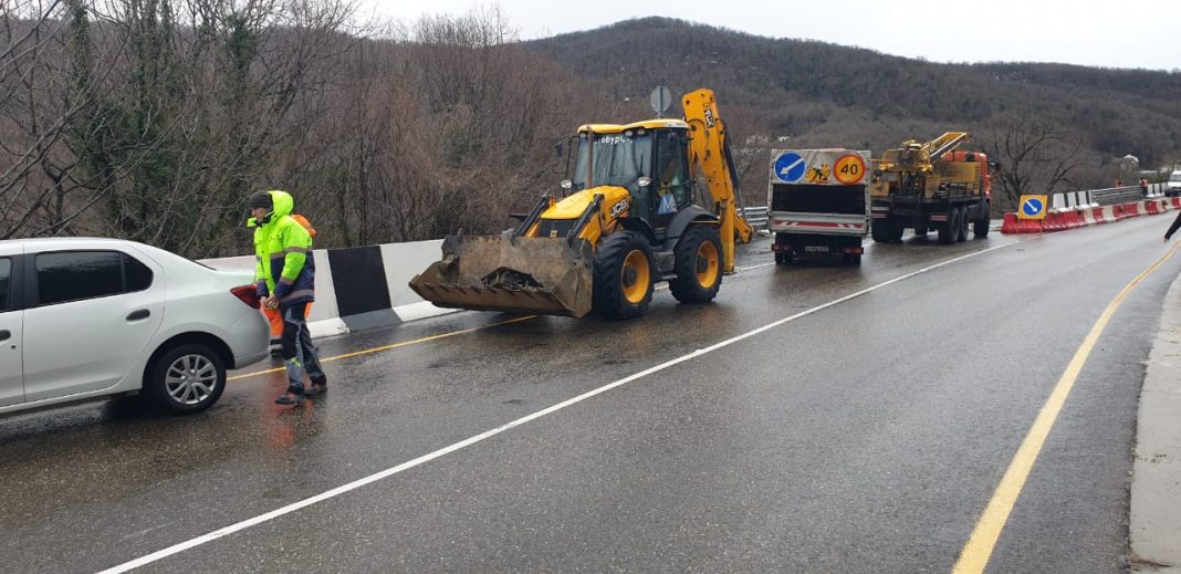 Оползень в Дедеркой: целостность единственной дороги, связывающей Сочи с «большой землей», под угрозой