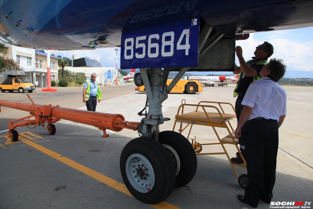 Из-за проблем с шасси в аэропорту Сочи экстренно посадили самолёт