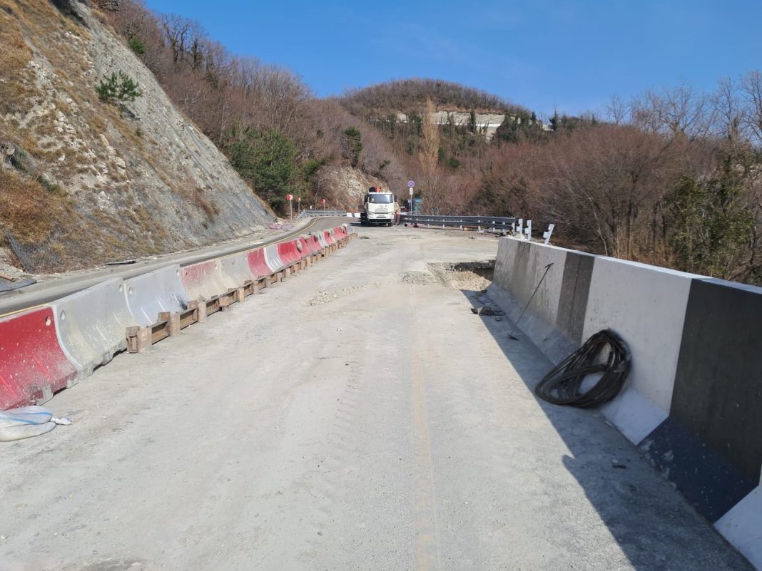 Забурено 45 труб-свай: оползень на трассе А-147 Джубга – Сочи локализован