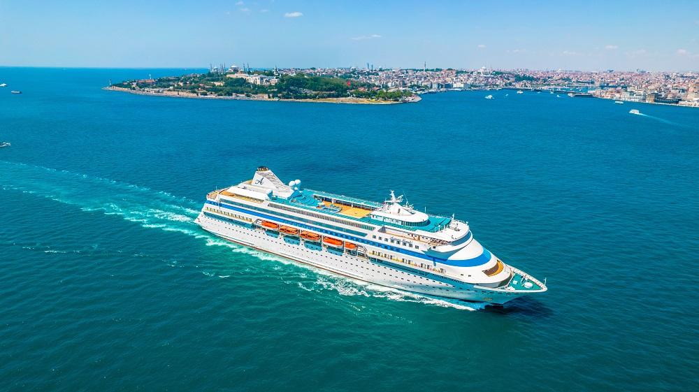Круизный лайнер из Сочи, который врезался в причал в Турции теперь отправится в Египет