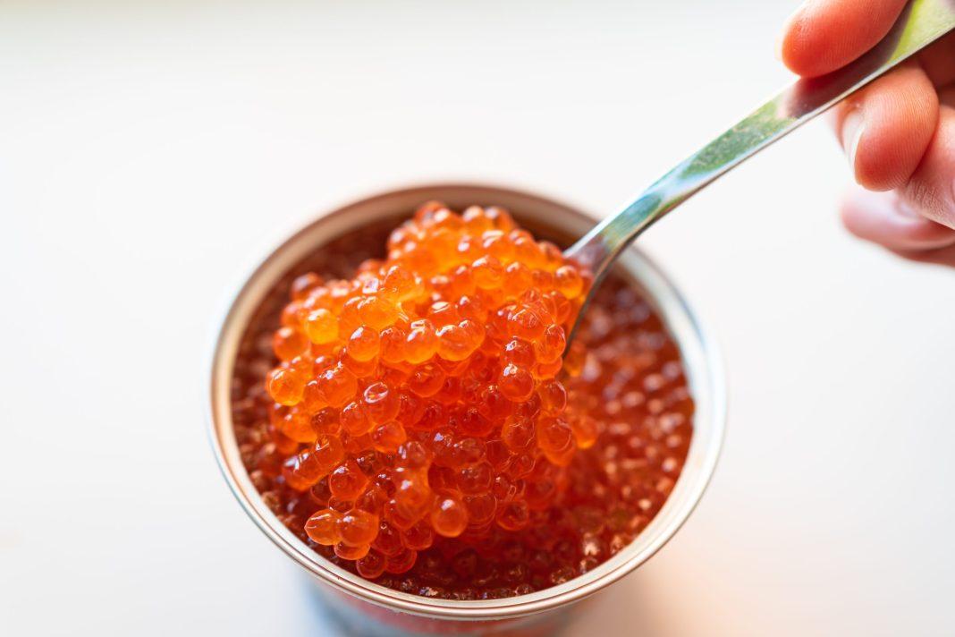 Украл икру на 1 млн рублей и хотел сбежать в Москву: полицейские задержали вора в Сочи