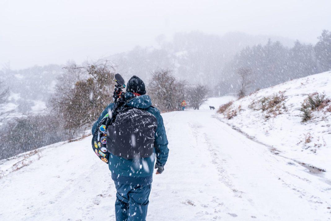 Повезло заблудившемуся: в горах Сочи спасли туриста из заснеженного леса (ВИДЕО)
