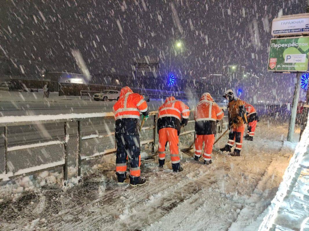Сочи засыпало снегом: дороги в горах расчищали всю ночь (ВИДЕО)