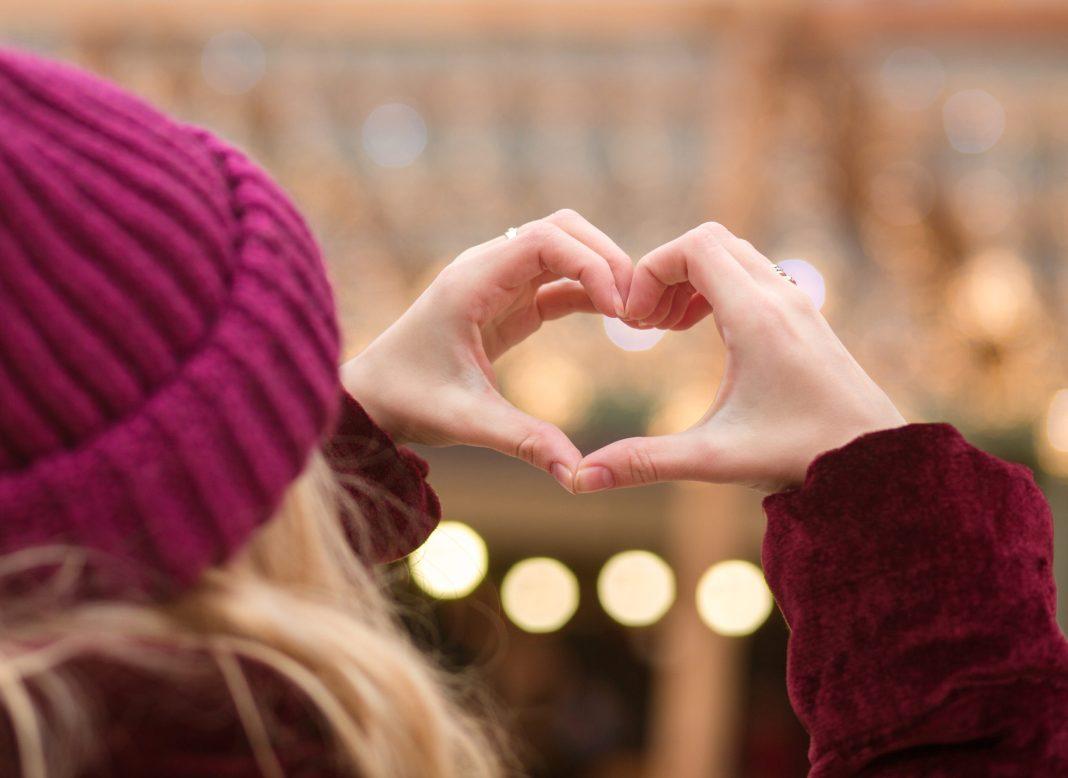 Поиграть в игру или сходить в бар: психологи рассказали, как пережить одиночество в День влюбленных