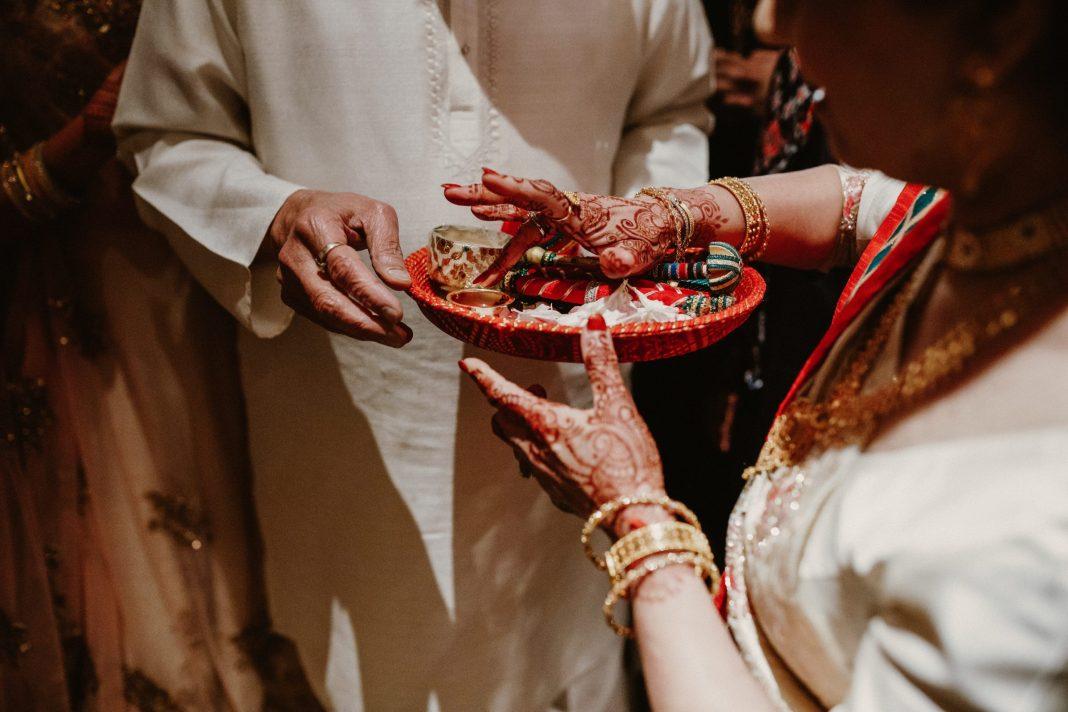 Они едят фекалии и называют их лекарством: россиянка рассказала об индийских традициях