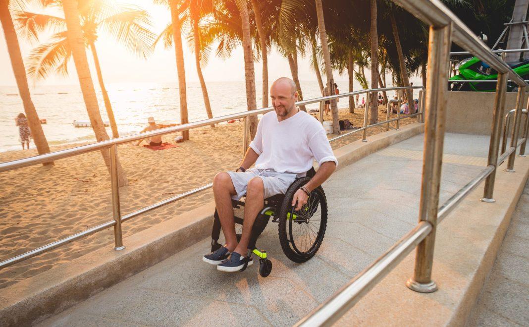 Безбарьерный Сочи: пляжи курорта оборудуют пандусами для маломобильных граждан