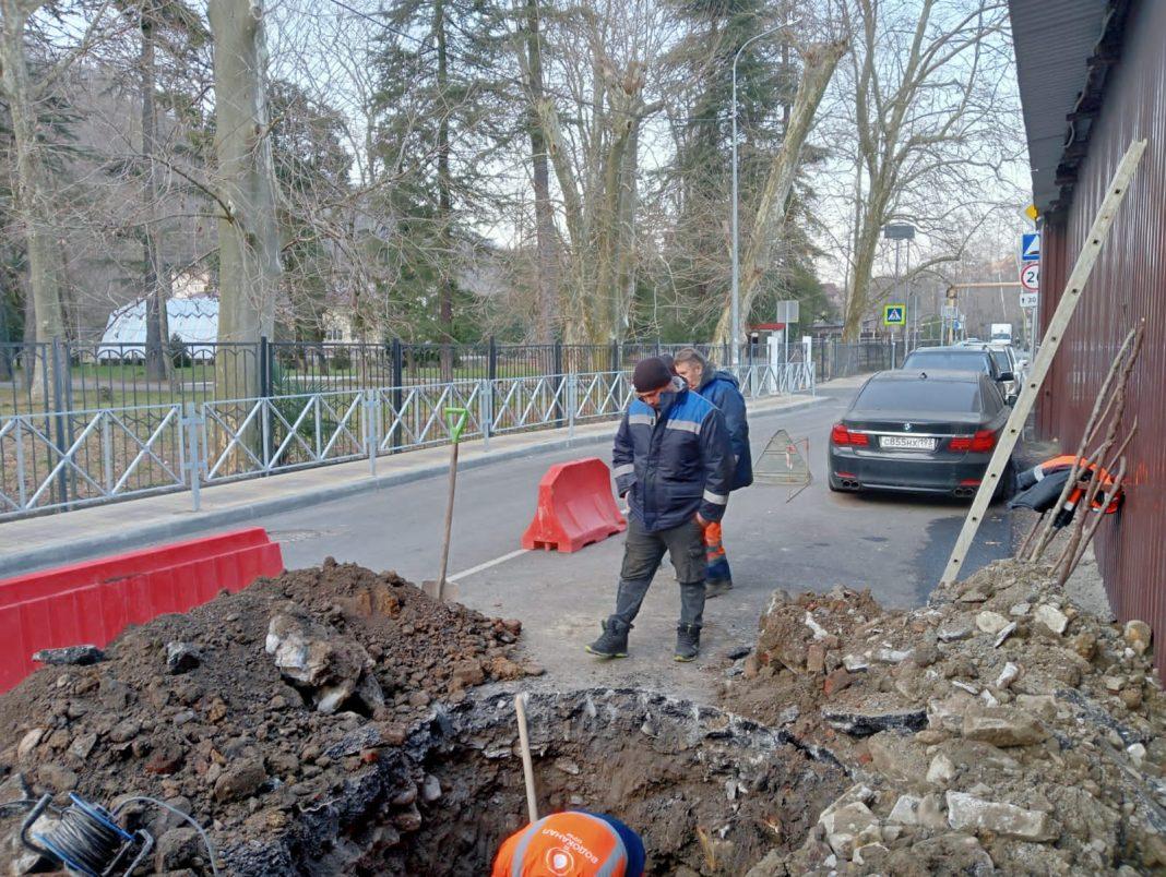 В Сочи строители засыпали канализацию мусором и закатали ее в асфальт (ВИДЕО)