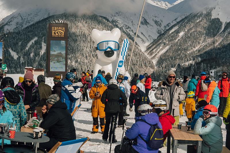 Более 30 тысяч человек в сутки: снег в горах Сочи притянул туристов