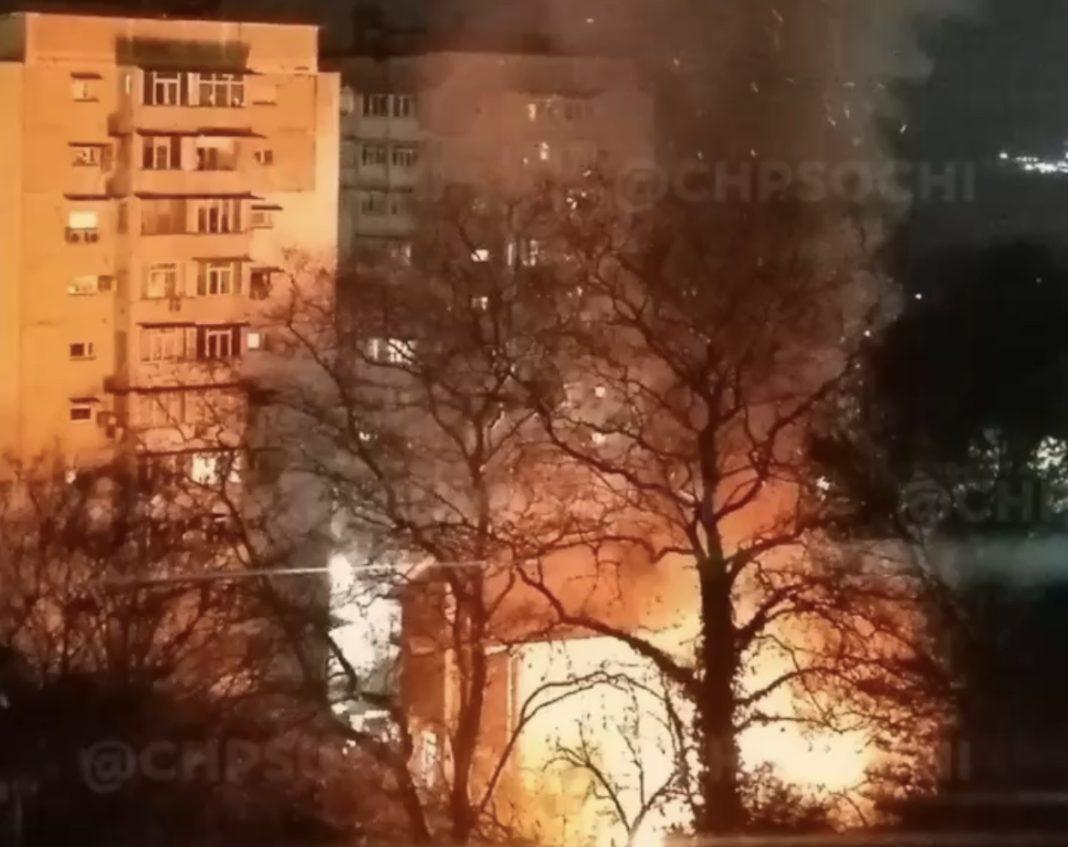 В ночь на 7 февраля в центре Сочи случился сильный пожар (Видео)