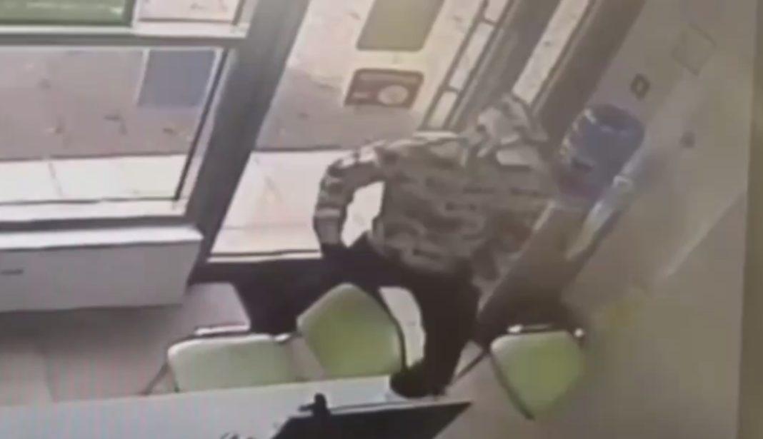 В Сочи мужчина ворвался в микрофинансовую организацию и вынес оттуда 20 тыс. рублей