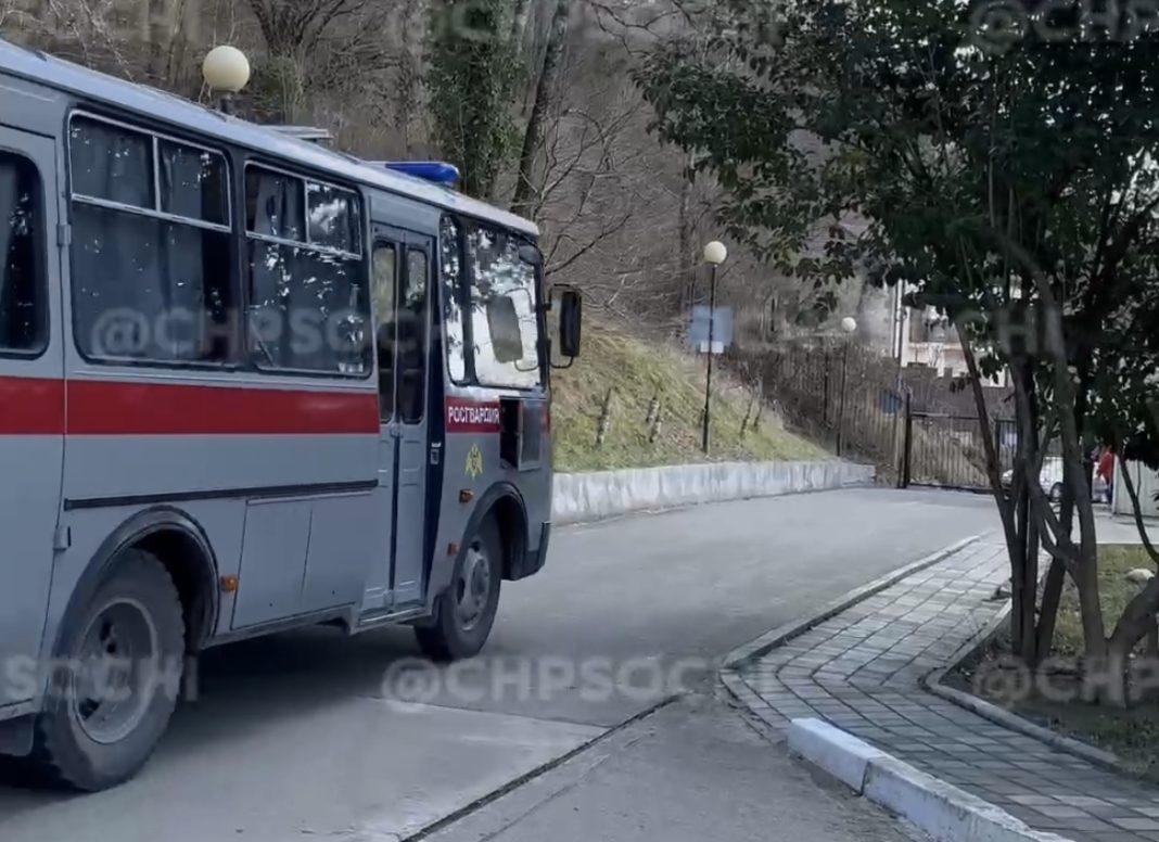 Поссорился с женой и расстрелял аптеку: в Сочи задержали вооружённого хулигана (Видео)
