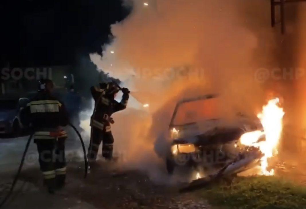 Крутое видео: в Сочи пожарный в одиночку потушил горящую машину и спас от возгорания дом