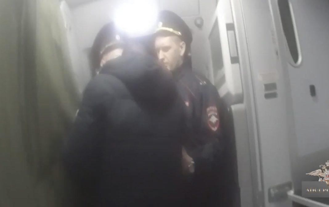 Буйный гражданин угрожал полицейским и напугал пассажиров рейса Сочи — Новосибирск (Видео)