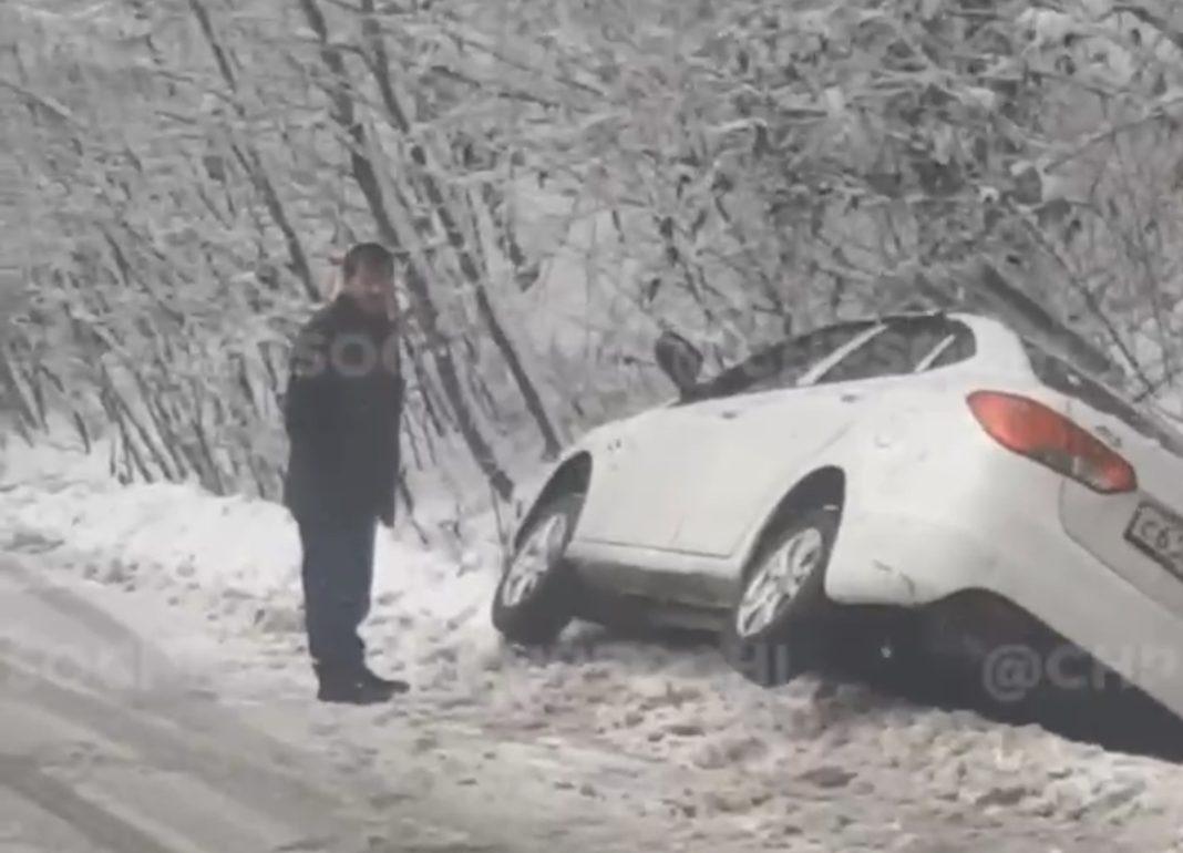 В Сочи лихач не справился с управлением и беспомощно улёгся на бок (Видео)