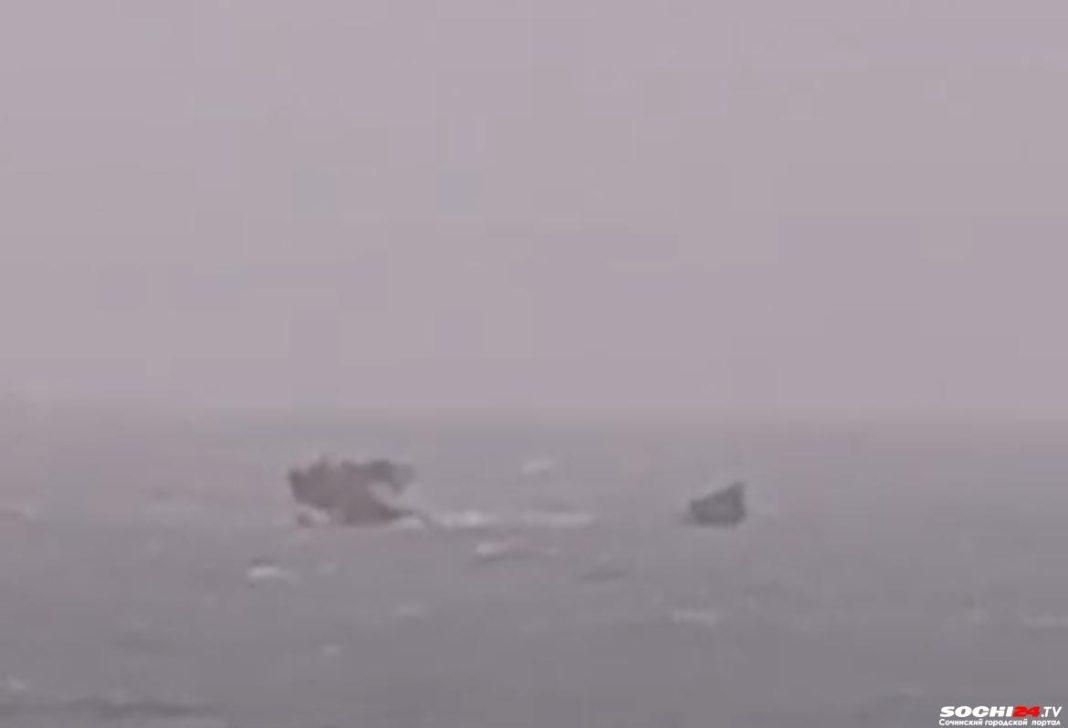 В Чёрном море грузовое судно переломилось пополам: корабль идёт ко дну (Видео)