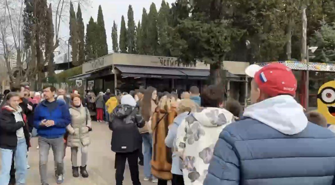 Вот это ажиотаж: в Сочи за бесплатными блинами выстроилась огромная очередь (Видео)