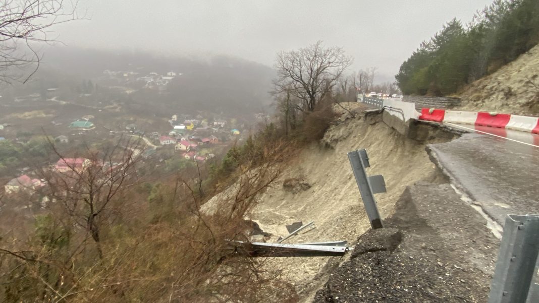 Большие пробки, реверс: в Дедеркой сползла часть трассы А-147 Джубга-Сочи (ВИДЕО)
