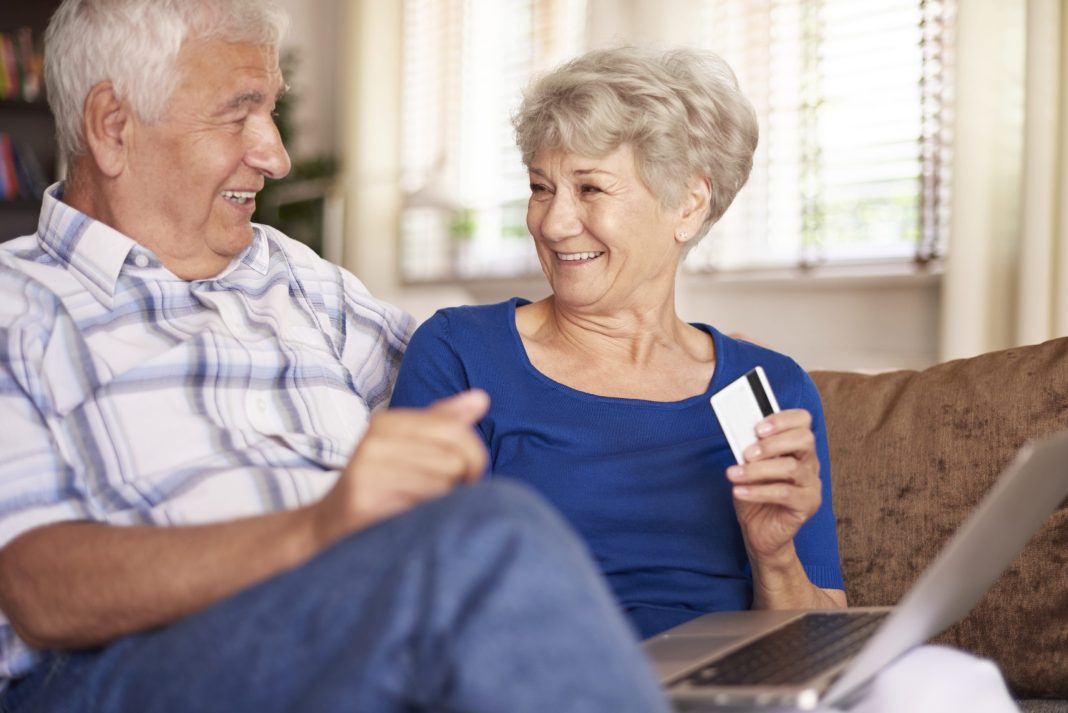 Надежно и удобно: все больше россиян переводят пенсии на карты