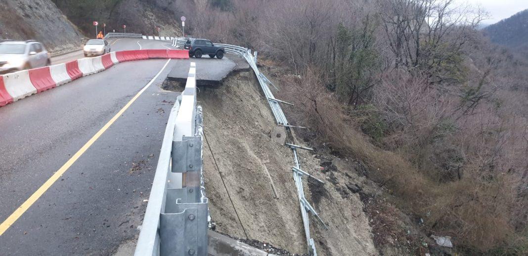 Водители, будьте внимательны: на трассе А-147 ограничено движение в сторону Сочи для большегрузов (ВИДЕО)