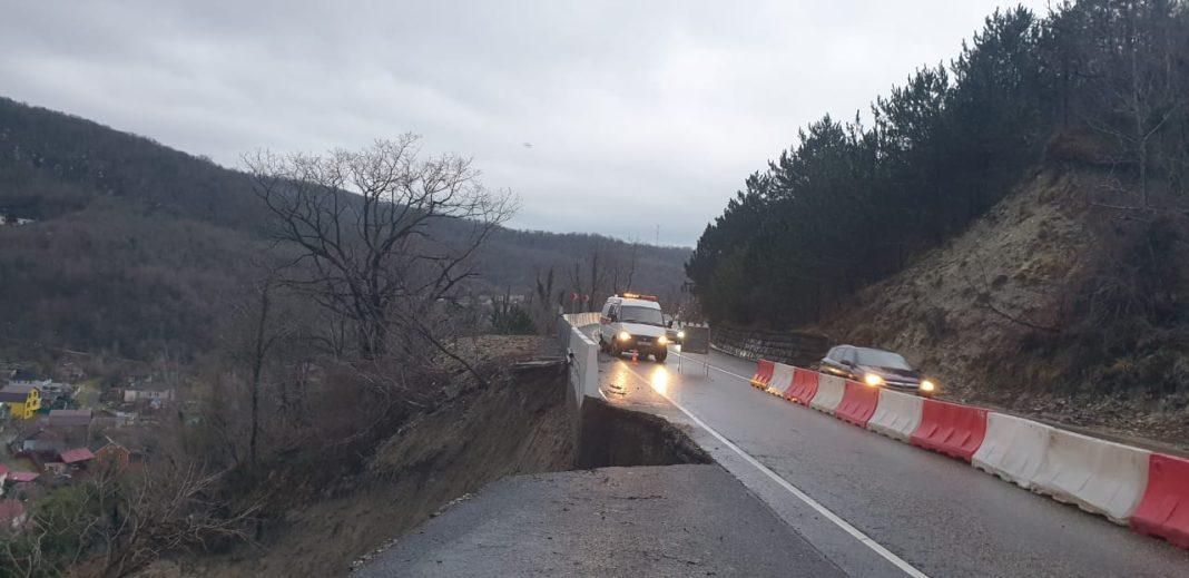 Несчастная А-147: оползень разрушил дорогу в Сочи