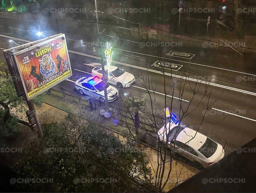 В центре Сочи водитель сбил пальму, протаранил ограждение, бросил машину и сбежал