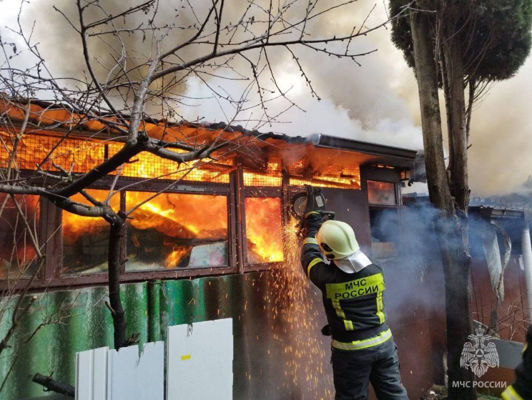 В Сочи из-за пожара эвакуировали 30 человек: сгорел барак (ВИДЕО)