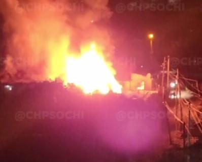 В Сочи во время ночного пожара погибли люди (ВИДЕО)