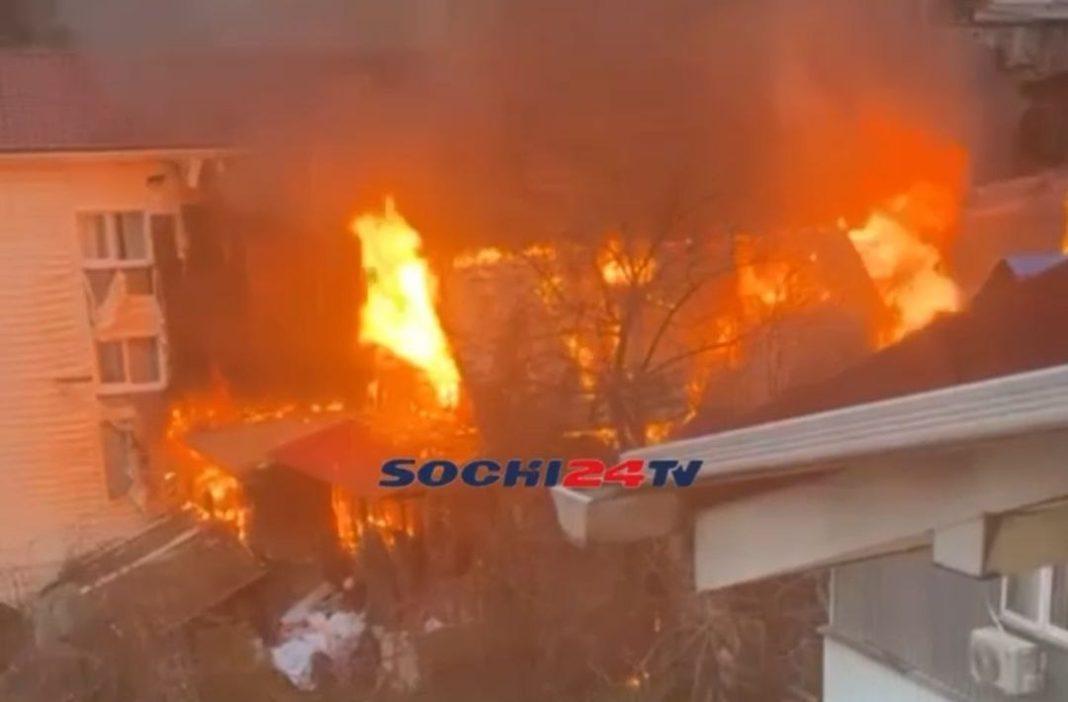 В центре Сочи сгорел частный дом (ВИДЕО)