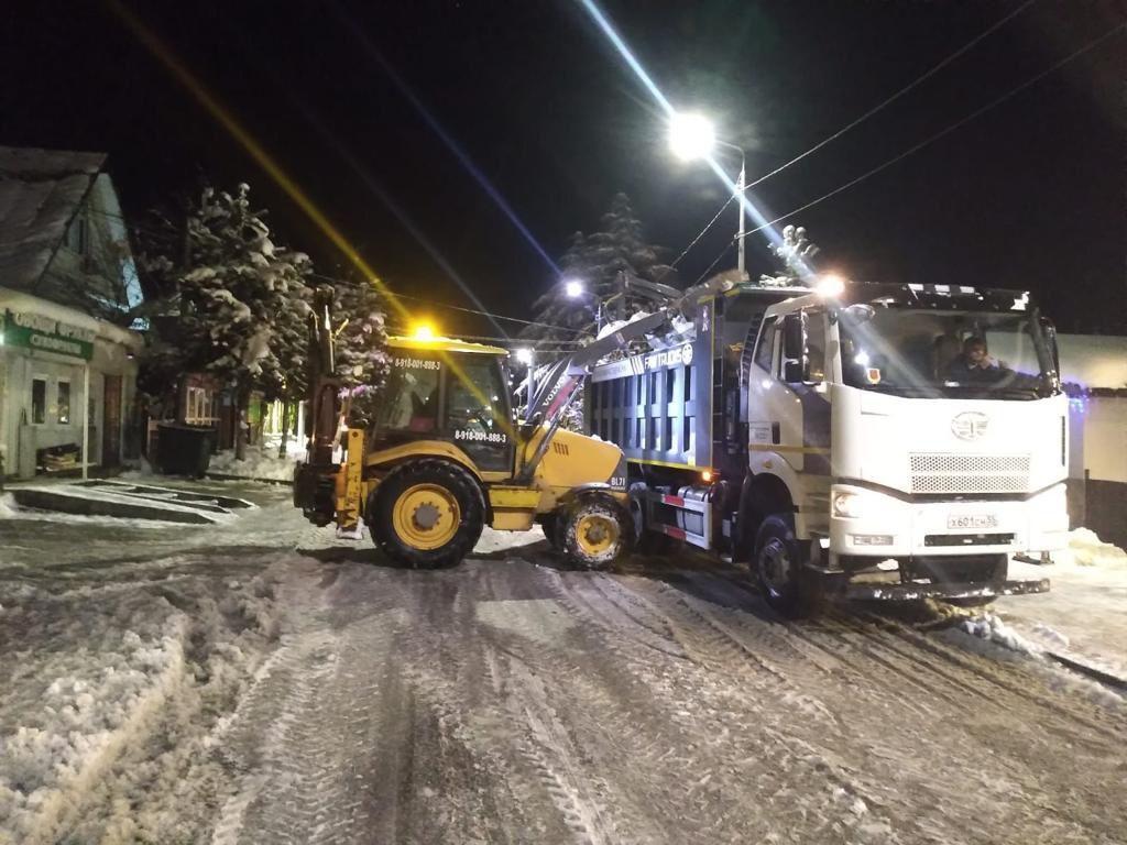 В Сочи всю ночь расчищали дороги от снега и гололедицы: 800 автобусов 16 февраля вышли на линию по расписанию