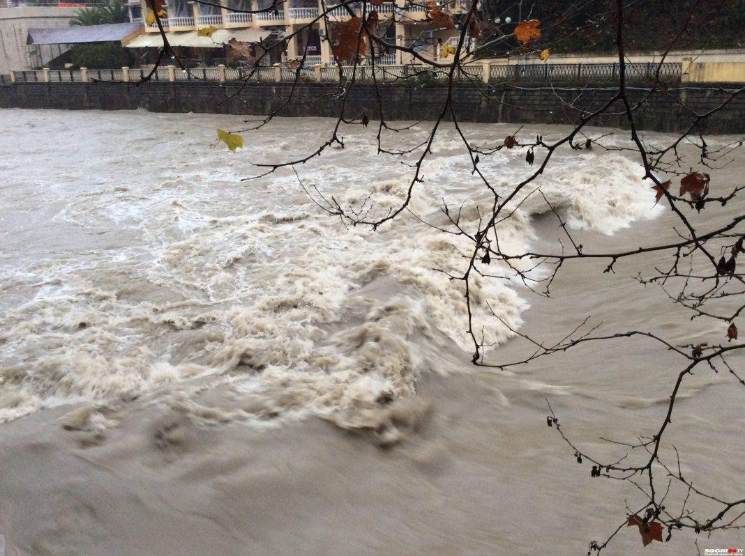 Непогода бушует: в нескольких реках Сочи уровень воды поднялся до неблагоприятных отметок (ВИДЕО)