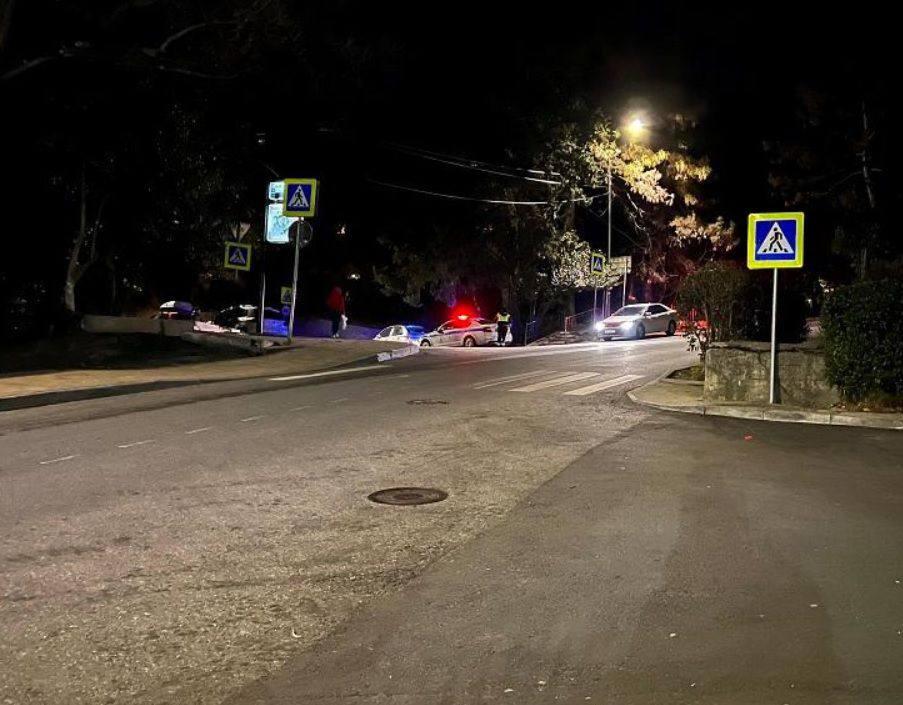 Водителя, сбившего 15-летнюю девочку, ищут в Сочи