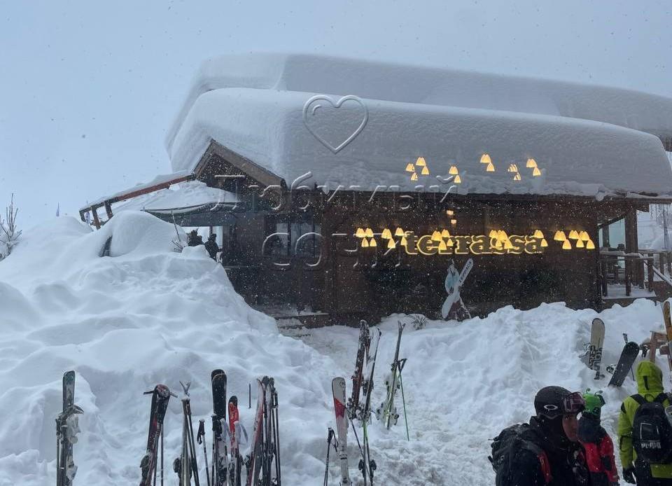 Погода испытывает на прочность: в горах Сочи снег упал с крыши и засыпал людей (ВИДЕО)