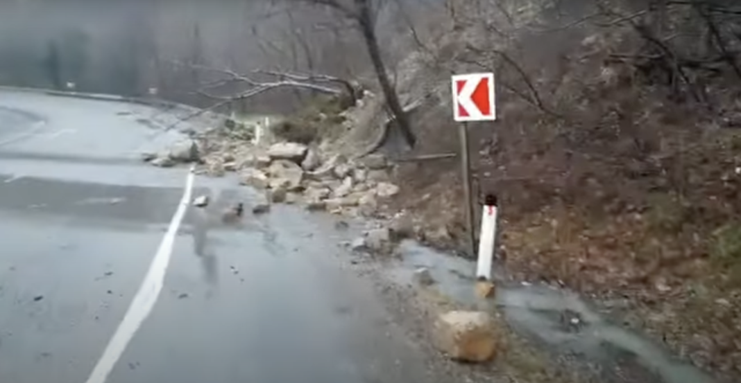 На трассе Джубга — Сочи случился мощный камнепад (Видео)