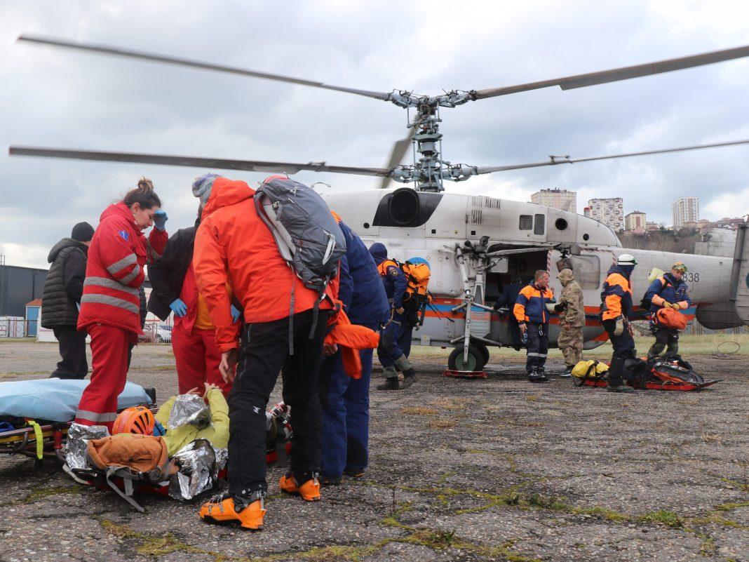 В горах Сочи спасатели эвакуировали женщину с травмой ноги (ВИДЕО)