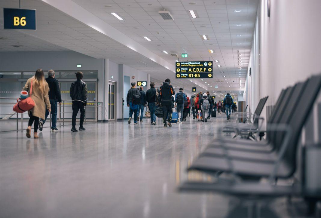 Стоять в очереди на посадку в самолет не идиотизм: туристка с удивлением узнала, почему многие так делают