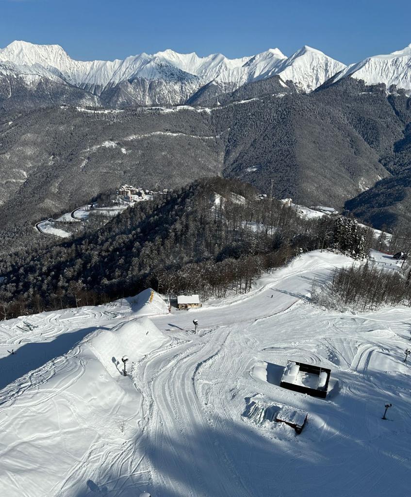 Без зимней резины не поедешь: в горах Сочи — сильные снегопады
