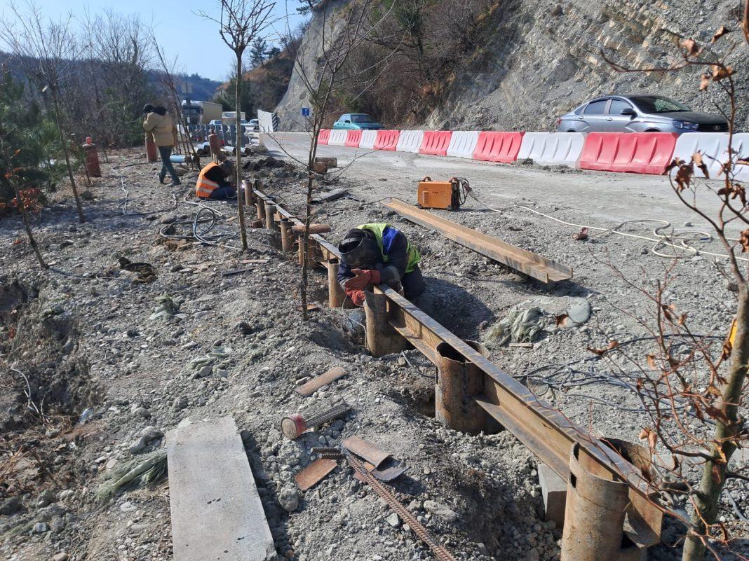 Дорожники в Сочи стабилизировали оползень, который разрушил трассу у с. Дедеркой