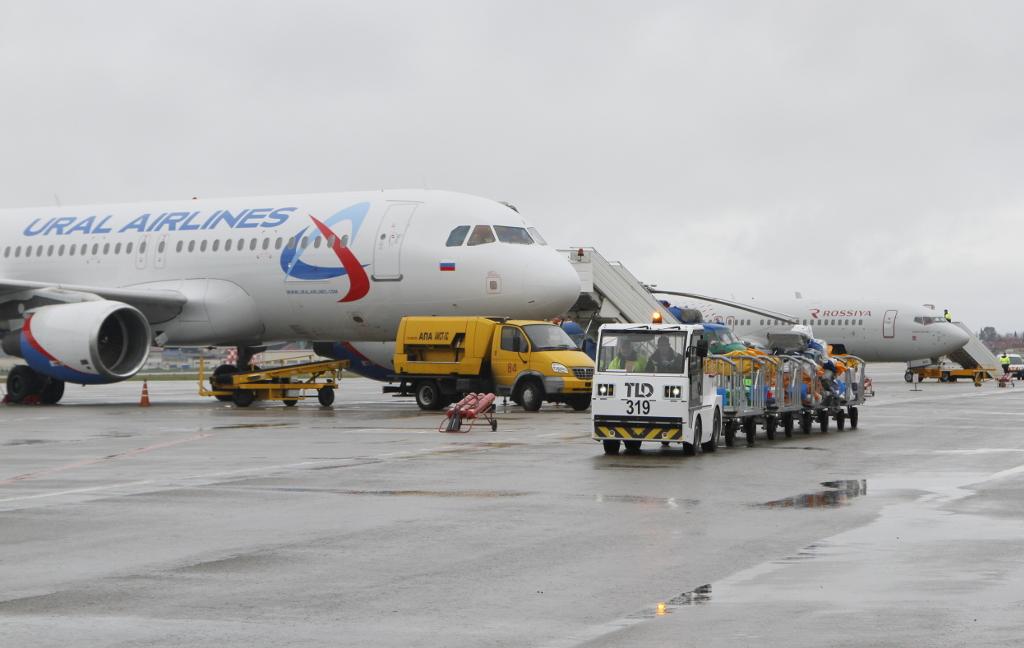 Тысячи пассажиров не могут вылететь из Сочи: туман пропустил только 4 самолёта