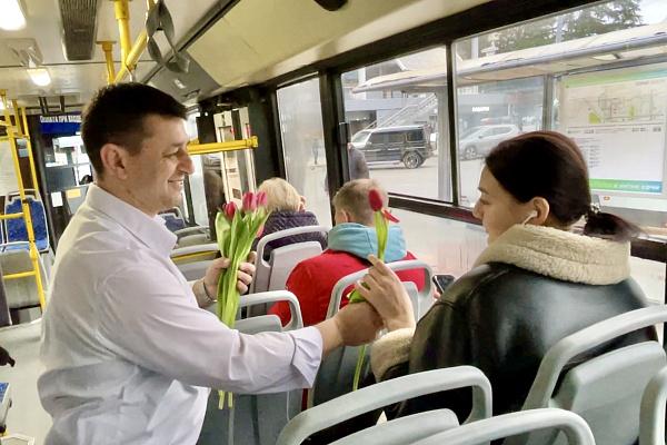 Трогательный праздник: всех женщин и девушек поздравляют с 8 марта в Сочи (ВИДЕО)