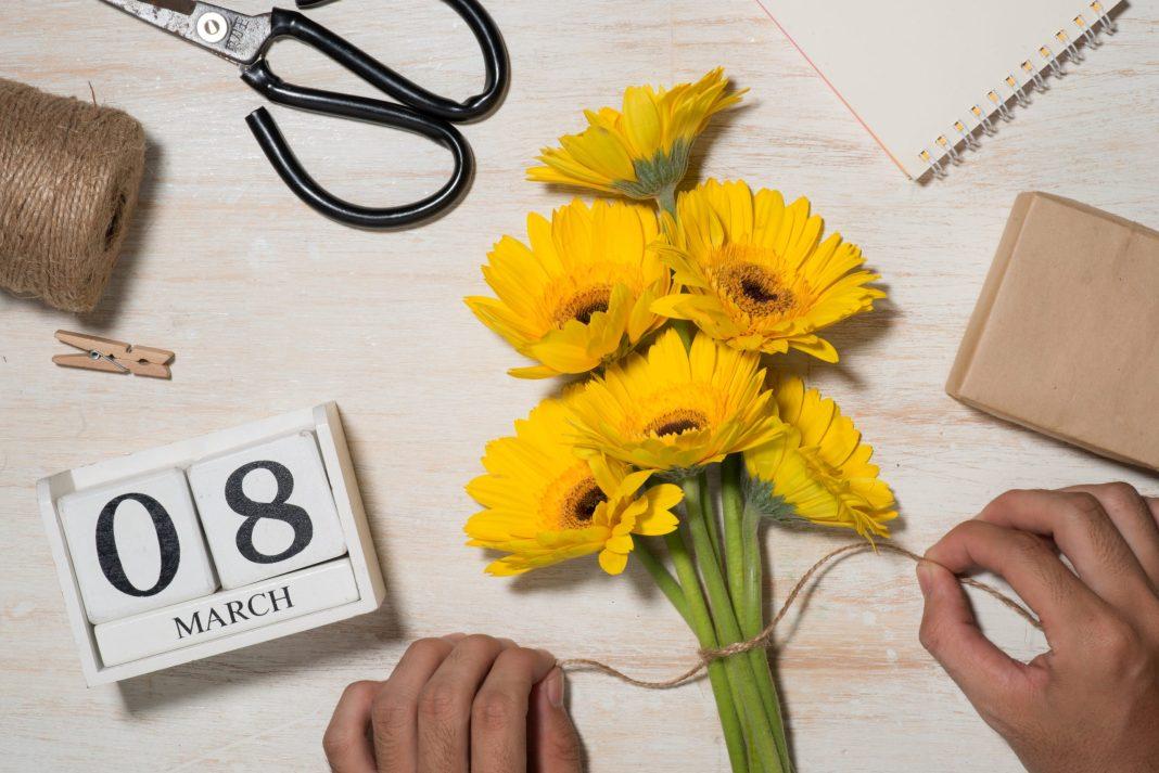 Для любого бюджета: стилист Влад Лисовец назвал лучшие подарки на 8 марта