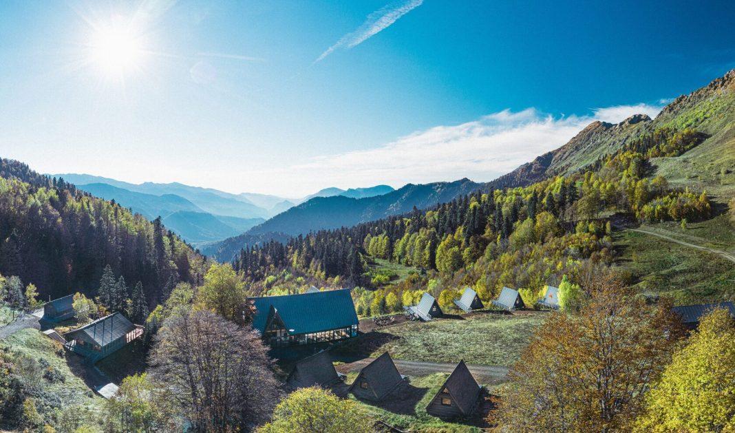 Сбежать от цивилизации, не жертвуя комфортом: рассказываем, где в Сочи такое место