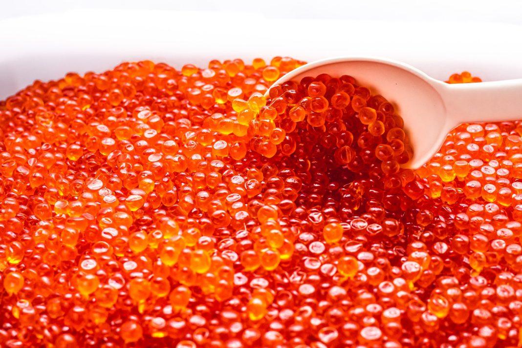 «Этого не может быть!»: российский турист был шокирован сравнением цен на красную икру в Грузии и в России