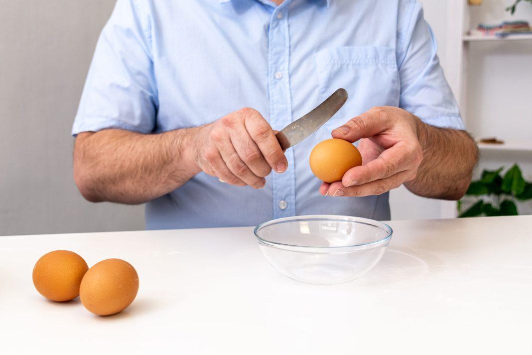 Вы делаете это неправильно: как почистить яйцо за 5 секунд