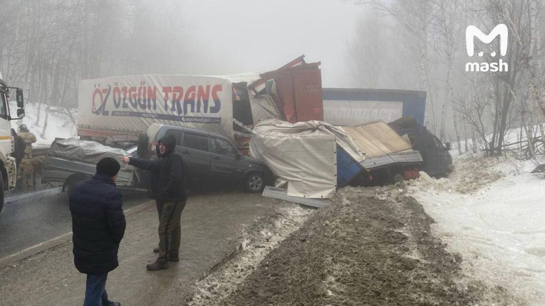 Дорожный апокалипсис: 25 машин столкнулись и не менее 15 человек пострадали на трассе в Саратовской области (ВИДЕО)